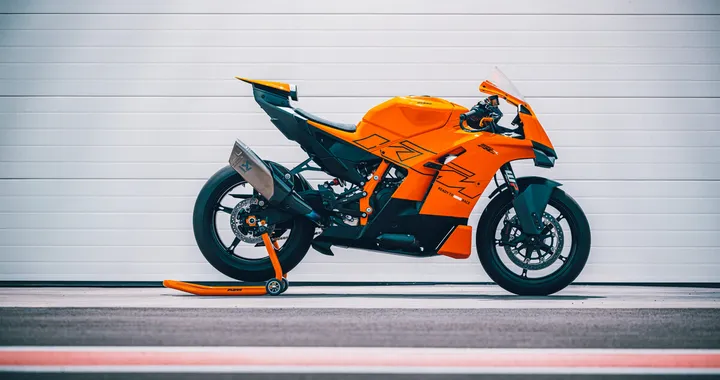 KTM 990 RC R 2026: 130 cavalli di pura adrenalina su due ruote
