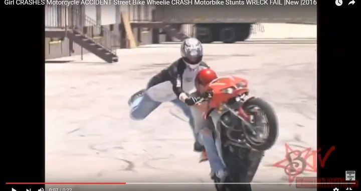 Donna cade in moto insieme a uno stuntman [Video]