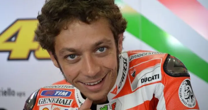 Assen, prima fila con i "soliti" Stoner, Pedrosa, Lorenzo. Ma domina il tormentone Rossi-Yamaha (o Honda). E Ducati tace