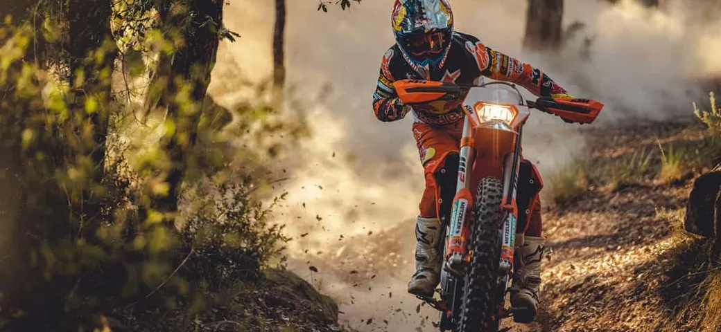 KTM svela 350 EXC-F Factory Edition 2022: l'eccellenza nel campo enduro 4 tempi