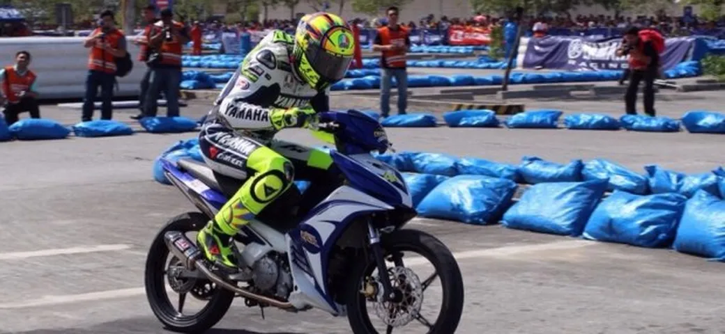 Valentino Rossi in visita benefica nelle Filippine [video]