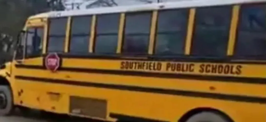L'autista di uno scuolabus entra nel cemento fresco [Video]