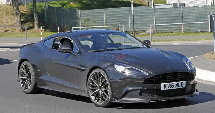 Aston Martin Vanquish S: foto spia su strada