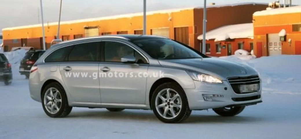 Peugeot 508 Outdoor: prime foto spia