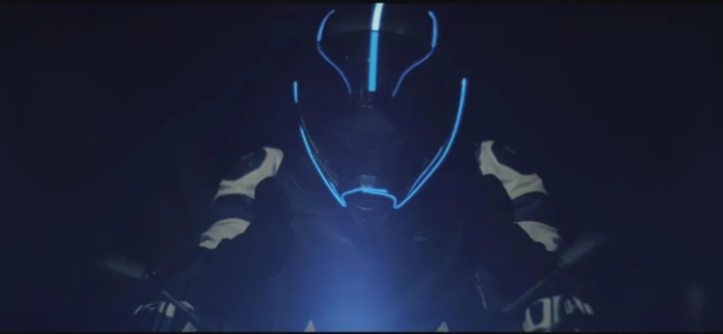 Casco luminoso con l'applicazione di Spektre