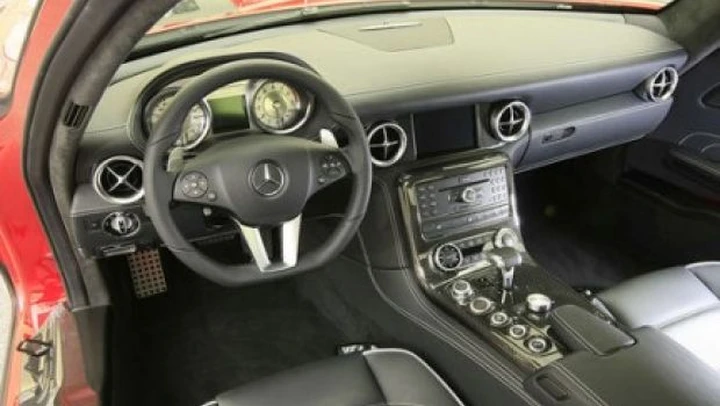 Mercedes Sls: nuovi teaser ufficiali