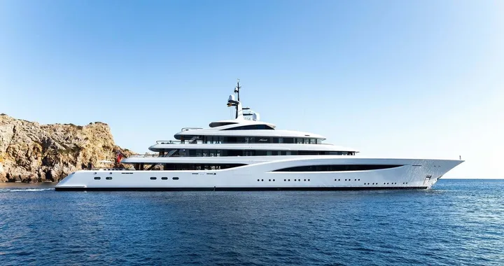Lo yacht da 200 milioni del patron Aston Martin avvistato tra Capri e Nerano