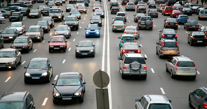 In Italia 610 auto ogni mille abitanti, secondi solo a Malta