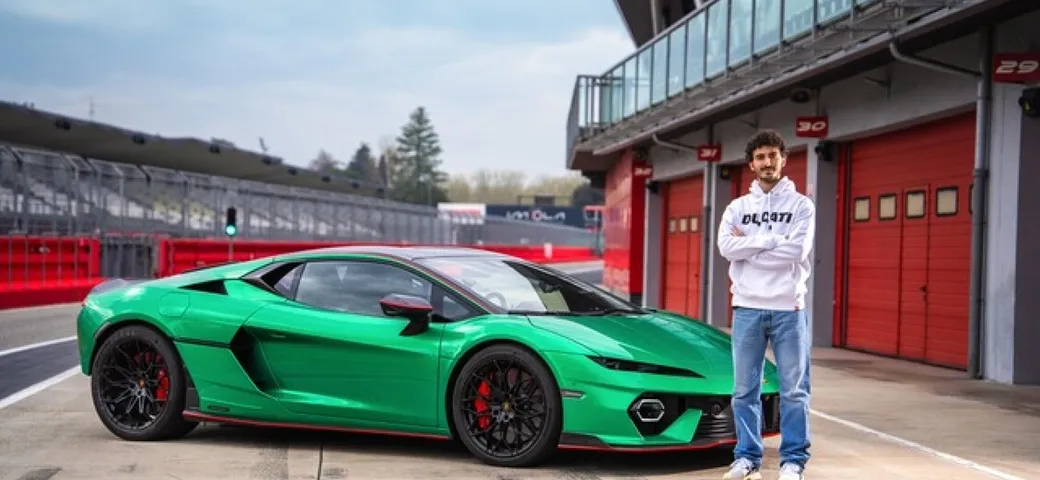 Francesco Bagnaia prova la Lamborghini Temerario in pista
