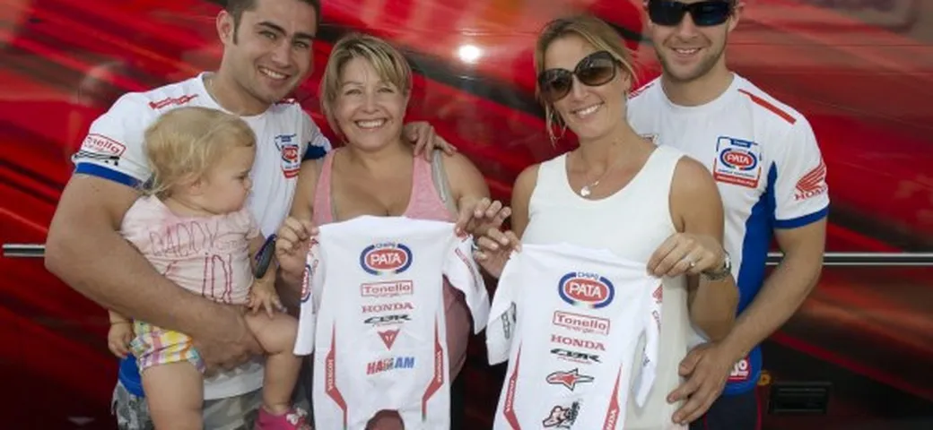 SBK: Rea e Haslam presto papà, già pronta la tuta per i bebè