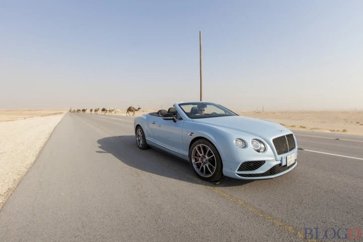 La Bentley Continental V8 S sfida un treno nel deserto [Video]