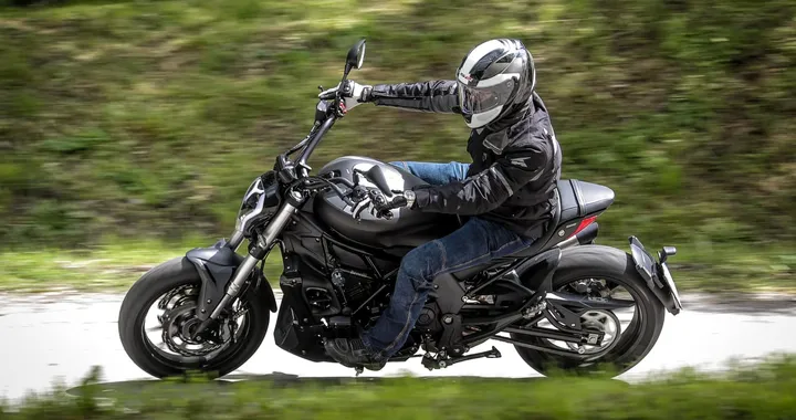 Benelli 502C: primo contatto