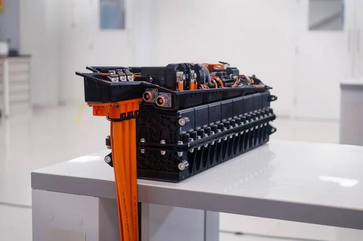 La batteria che si ricarica in soli 18 secondi: svolta per le EV