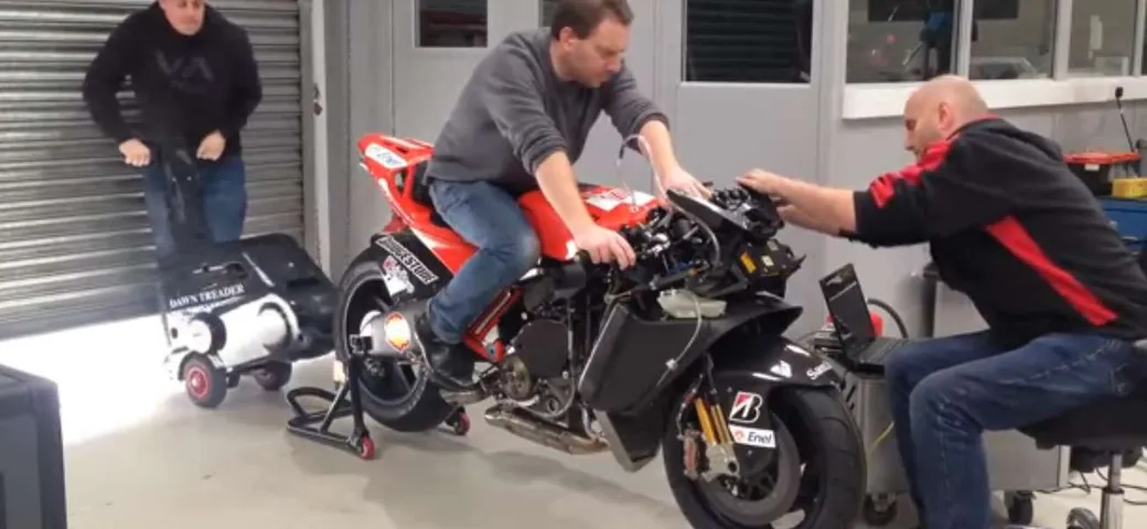 Ducati Desmosedici: la messa in moto della bestia di Stoner [Video]