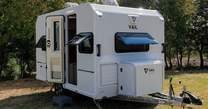 Il caravan lungo 3,7 metri con tre posti letto, bagno e pannello solare: da 23.990 euro