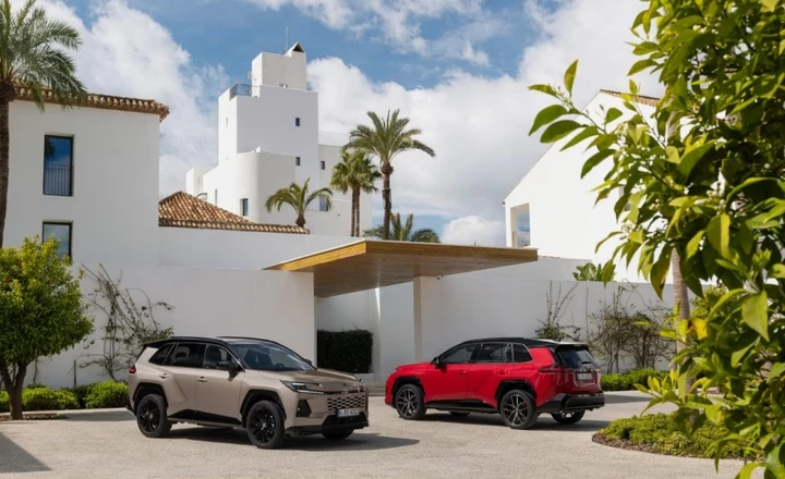 Nuova Toyota RAV4, fino a 137 km in elettrico e prezzi da 45.200 euro