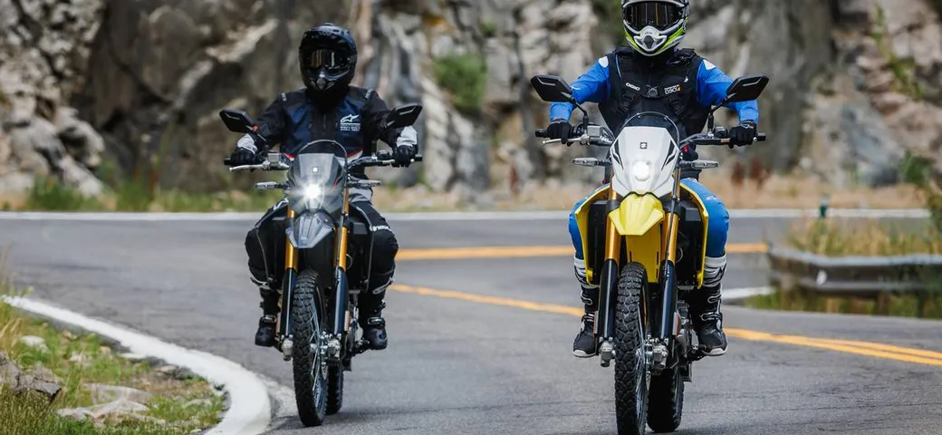 Suzuki DR-Z4S e DR-Z4SM: i prezzi dell'Enduro e della Supermotard per strada e fuoristrada