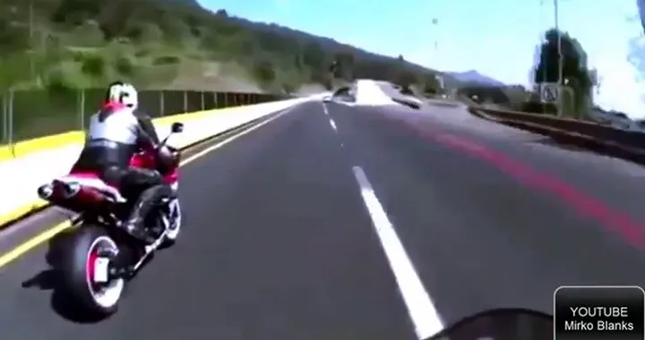 Terribile incidente in moto in Messico