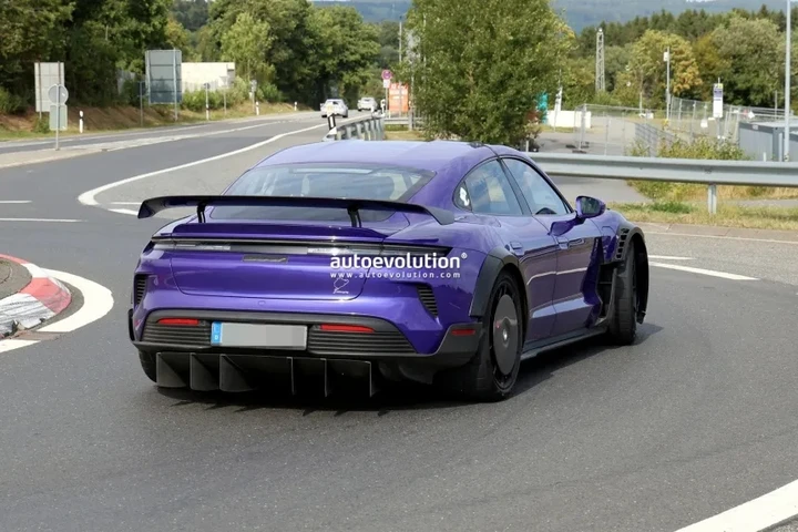 Porsche Taycan Turbo GT Manthey: a caccia al record del Nürburgring
