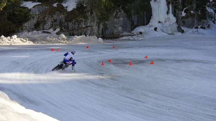 Loris Baz, ancora derapate sulla neve! [Video]