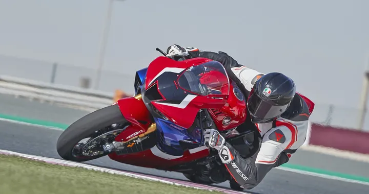 Honda CBR1000RR-R Fireblade 2020: la prova sul circuito di Losail (VIDEO)