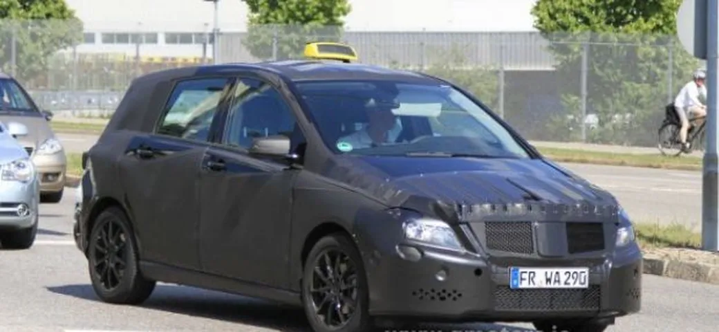 Mercedes Classe B: foto spia di un muletto...taxi!