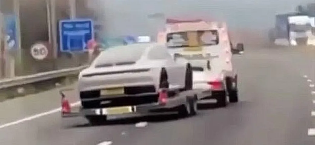 Se una Porsche 911 fa il pendolo... su un rimorchio [Video]