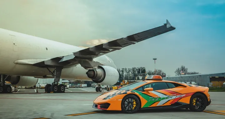 Lamborghini Huracán RWD Follow Me all'aeroporto di Bologna