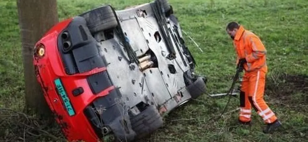 La Ferrari sbatte contro un albero. L'Epic Fail è del nonno