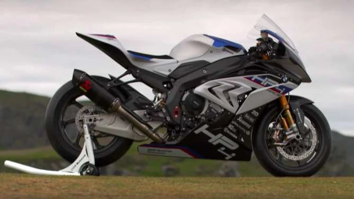 BMW HP4 Race: al Tourist Trophy con Peter Hickman [Video]