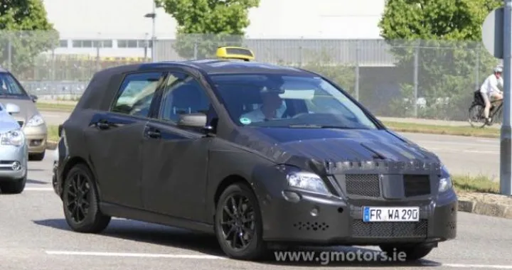 Mercedes Classe B: foto spia di un muletto...taxi!