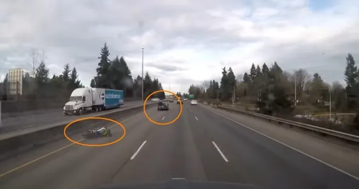 Motociclista tampona auto e rimane in bilico sul cofano [Video]