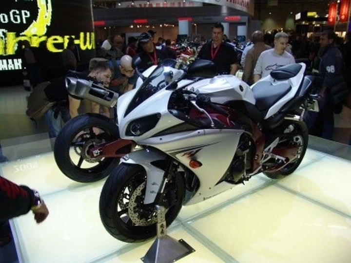 Yamaha YZF-R1 2009 e Suzuki GSX-R 1000 K9 live @ Intermot 2008