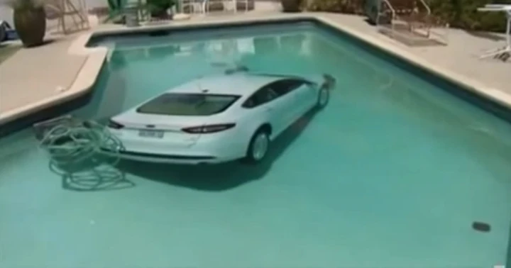 Si schianta nella piscina per colpa delle ciabatte