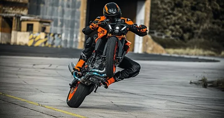 KTM 990 Duke MY24: prezzo aggiornato e caratteristiche tecniche