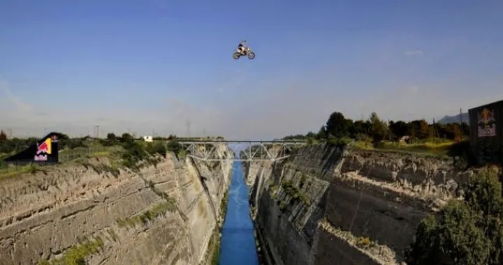 Robbie Maddison salta il Canale di Corinto!