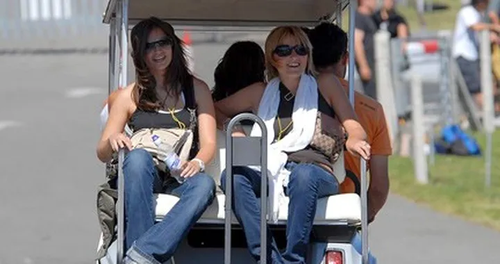 Foto del giorno: la paddock mobile