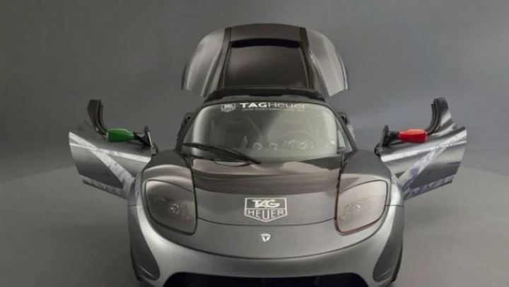 Tesla Roadster: con Tag Heuer il giro del mondo in 8 mesi