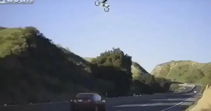 Folle salto dell'autostrada in California [Video]