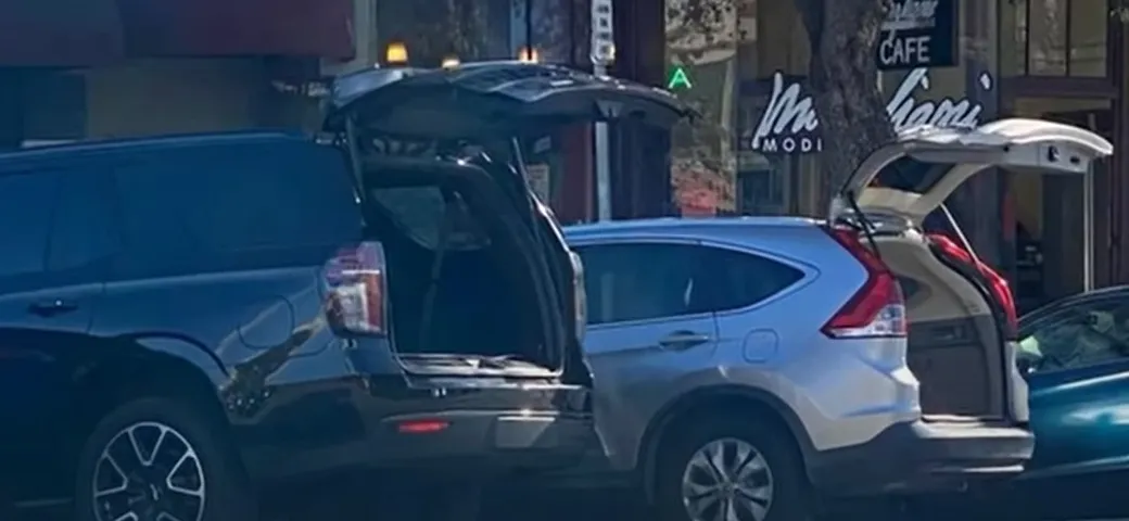 California: lasciano le auto con il portellone spalancato... per prevenire i furti