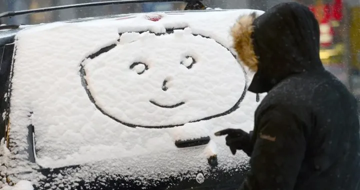 Come rimuovere la neve dall'auto senza danneggiarla