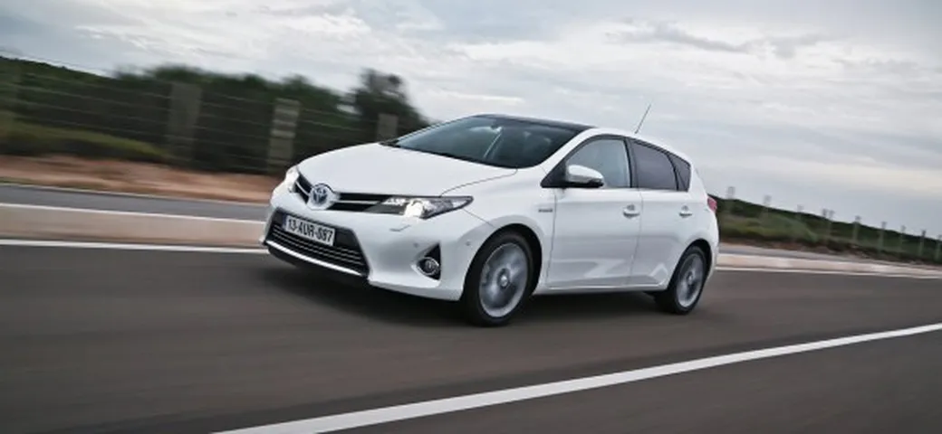 Toyota Auris Hybrid: assemblaggio in diretta Twitter