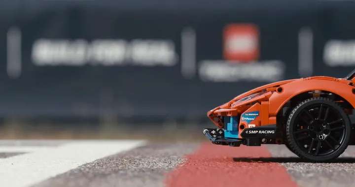 LEGO Technic Ferrari 488 GTE in pista a Modena
