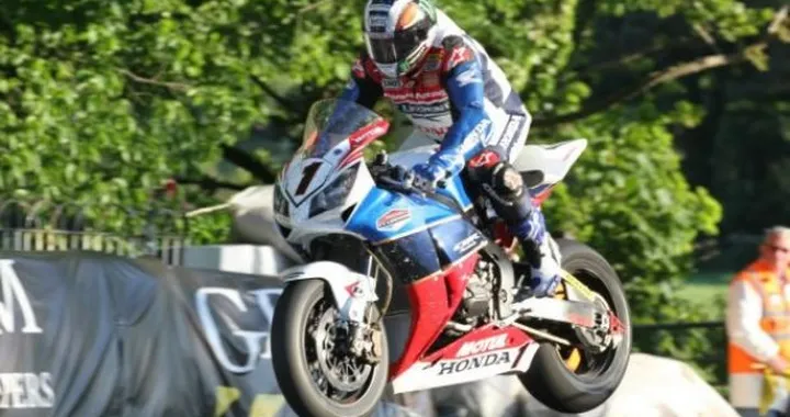 TT 2012: John McGuinness vince la prima gara Superbike