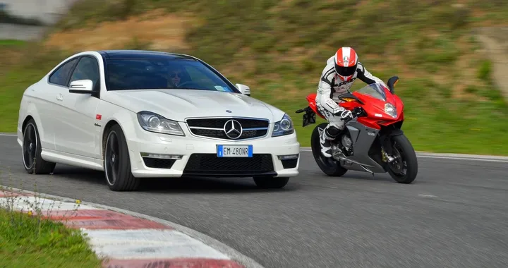 Mercedes C63 AMG Performance VS MV Agusta F3 675: la sfida in video