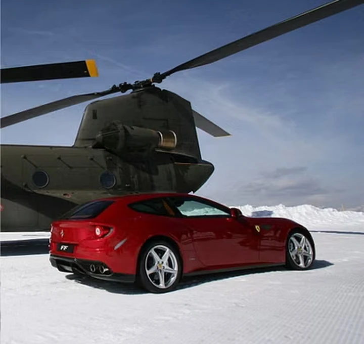 Quando Ferrari portò la FF sulle Dolomiti con un elicottero Chinook dell'Esercito