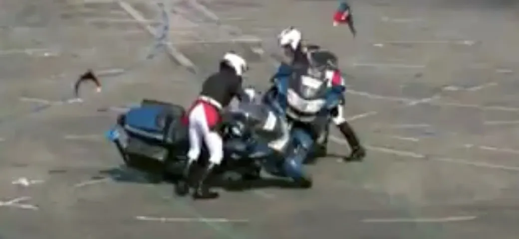 Francia: scontro tra poliziotti in moto durante la parata