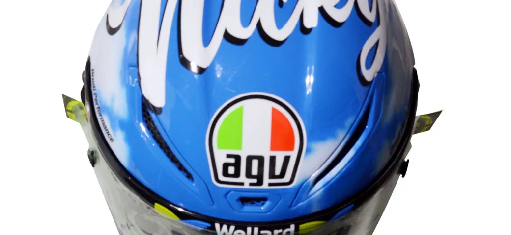 Iannone dedica il casco a Nicky Hayden