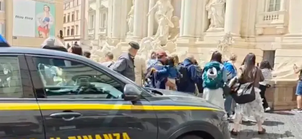 Sosta selvaggia a Fontana di Trevi, utilizzando una paletta falsa: denunciato
