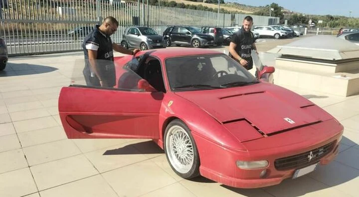 Vendevano una Ferrari contraffatta, sotto c'era una Toyota: denunciati